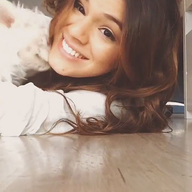 Bruna Marquezine tenta fazer selfie com cadelinha (Foto: Instagram)