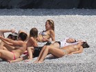 Kate Hudson desamarra o biquíni para pegar sol em praia na Grécia