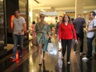 Estilosa, Giovanna Antonelli faz compras com o marido e a sogra