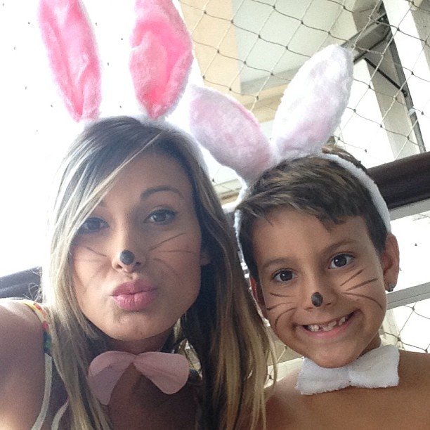 Andressa Urach e filho de coelhinhos (Foto: Instagram / Reprodução)