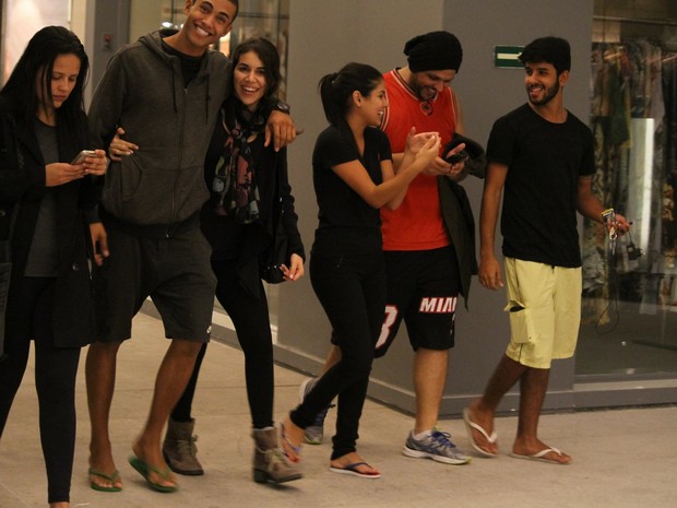 Ex-BBB Munik com amigos em shopping na Zona Sul do Rio (Foto: Ag. News)