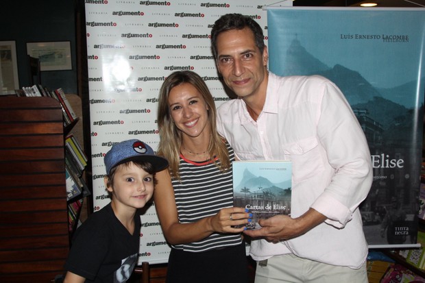 Cris Dias prestigiam o livro de Luiz Ernesto Lacombe  (Foto: Rogerio Fidalgo / AgNews)