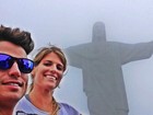 Fernando Fernandes posa com a namorada no Cristo Redentor
