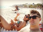 De sunga, ex-BBB Nasser curte praia com Andressa em Cancún