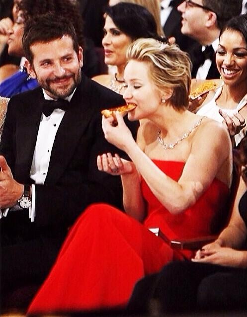 Jennifer Lawrence comendo pizza no Oscar 2014 (Foto: Reprodução)