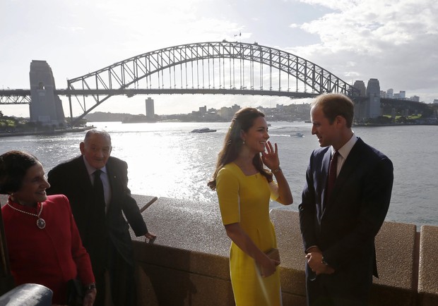 Príncipe William e Kate Middleton com o filho, George, em Sydney, na Austrália (Foto: Jason Reed/ Reuters)