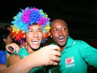 Jogadores de futebol esquecem a bola e curtem sábado de carnaval pelo Brasil