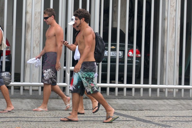Caio Castro passeia com amigos (Foto: JC Pereira / Foto Rio News)