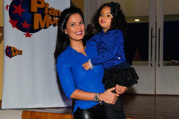 Luciele de Camargo com a filha (Foto: Manuela Scarpa/Photorio News)