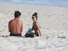 Isis Valverde exibe boa forma em dia de praia com o namorado, no Rio 