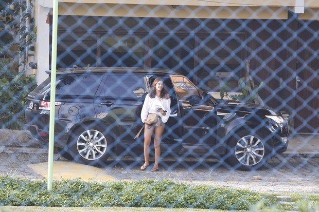 Cauã Reymond deixa sua namorada na casa dela na Barra da Tijuca (Foto: Agnews)