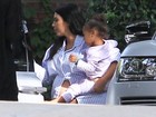 Kim Kardashian ganha chá de bebê e posa de pijamas com as irmãs