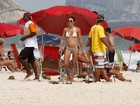 Lembra dela? Mylla Christie vai a praia no Rio com o marido