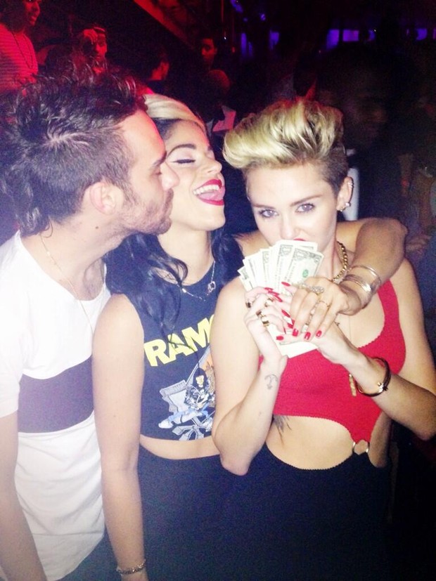Miley Cyrus com amigos (Foto: reprodução/Instagram)