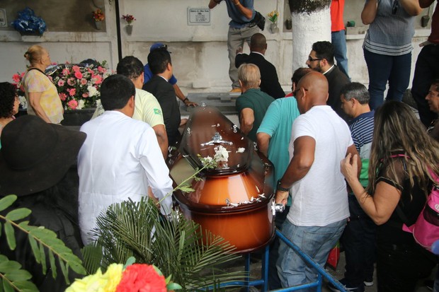 Elke Maravilha é sepultada por familiares e amigos no Cemitério São João Batista em Botafogo, zona sul do Rio (Foto: Fabio Moreno/Agnews)