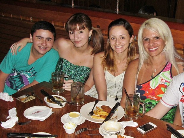 Patricia Sevecenco com os filhos: Nicolas, Pâmela e Maitê (Foto: Arquivo pessoal)