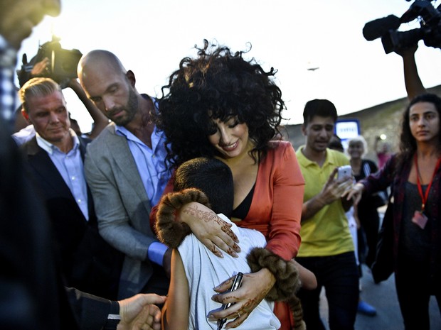 Lady Gaga com fã em Istambul, na Turquia (Foto: Sebnem Coskun/ Getty Images)