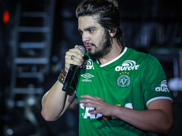 Luan Santana usa camisa do Chapecoense em show em São Paulo (Foto: Raphael Castello/ Ag. News)