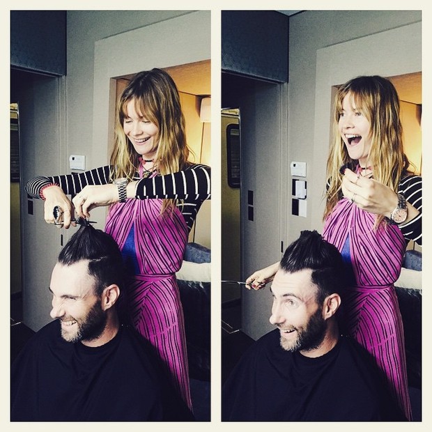 Behati Prinsloo corta o cabelo do marido, o cantor Adam Levine (Foto: Instagram/ Reprodução)