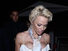 Ops! Pamela Anderson usa vestido superdecotado e mostra demais