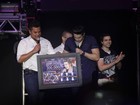 Sorriso Maroto entrega disco de ouro a Luan Santana em show
