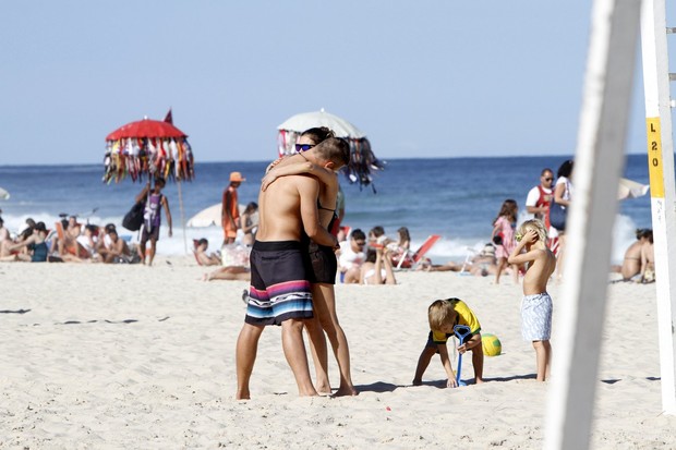 Fernanda Lima e Rodrigo Hilbert com os filhos na praia do Leblon, RJ (Foto: Gil Rodrigues/ FotoRio News)