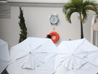 Katy Perry curte piscina de hotel no Rio e se esconde com guarda-sol