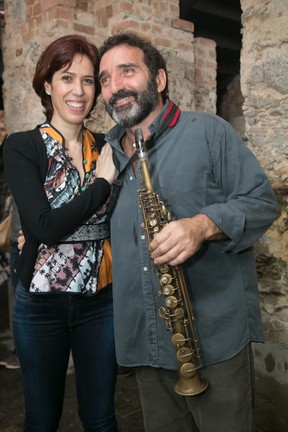 Maria Clara Gueiros e Edgar Duvivier em exposição no Rio (Foto: Miguel Sá/ Divulgação)