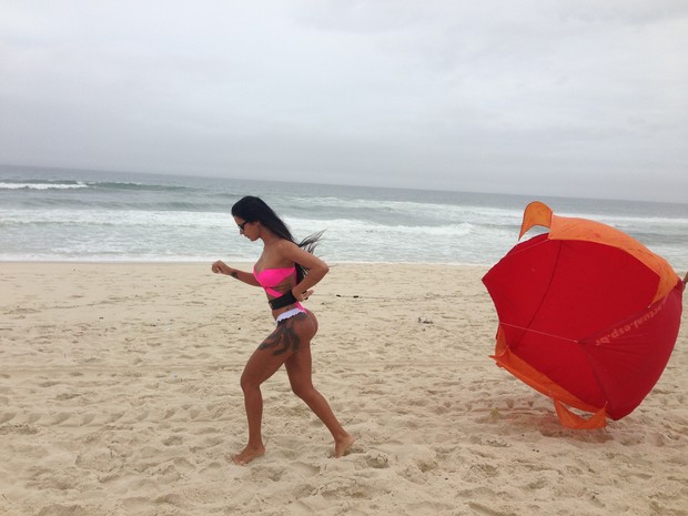 Lorena Bueri treina na praia da Barra da Tijuca (Foto: Dilson Silva / Agnews)
