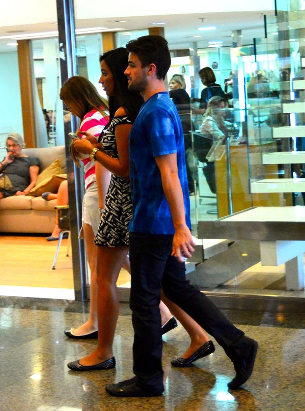 Talita e Rafael passeiam pelo shopping no Rio (Foto: William Oda/Agnews)