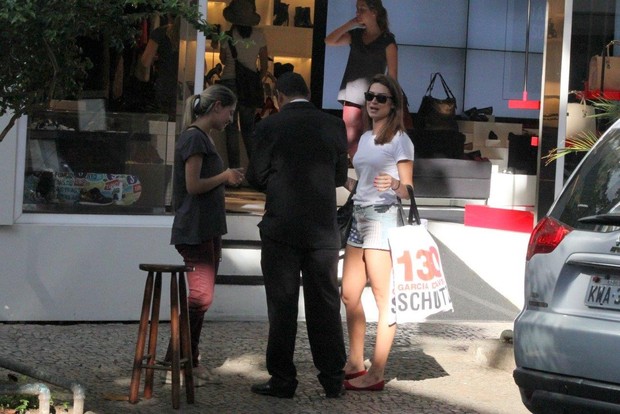 Thaila Ayala faz compras em loja de Ipanema (Foto: JC Pereira / AgNews)