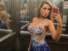 Andressa Urach faz selfie em elevador com modelito decotado 