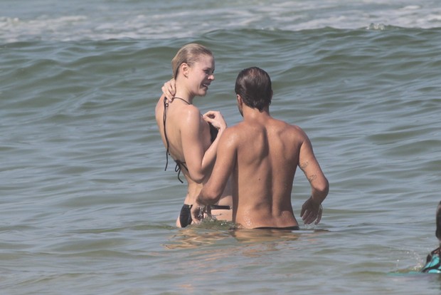 Roger Flores com a namorada na praia (Foto: Wallace Barbosa / AgNews)