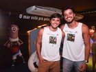 Irmãos Rodrigo Simas e Bruno Gissoni, solteiros, se divertem na Bahia
