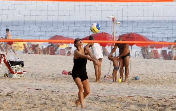 Fernanda Lima joga vôlei na praia (Foto: Gil Rodrigues / Foto Rio News)