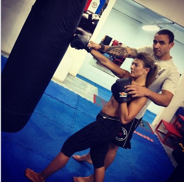 Ex-BBB Fabiana Teixeira lutando Muay thai (Foto: Luana Safire/Divulgação)