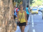 Emanuelle Araújo caminha pela Zona Sul do Rio
