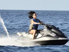 Rihanna anda de jet ski, posa para fãs e se esbalda em praia de Barbados
