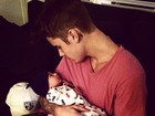 Treinando? Justin Bieber posa com bebê