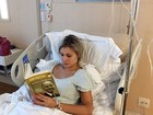 Andressa Urach posta foto lendo livro em hospital: 'Alimentando a alma'