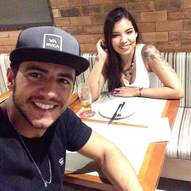 Ex-BBB Matheus com a DJ Sarah Anders em restaurante na Zona Oeste do Rio (Foto: Instagram/ Reprodução)