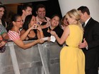 Reese Witherspoon é traída por vestido durante lançamento no Rio