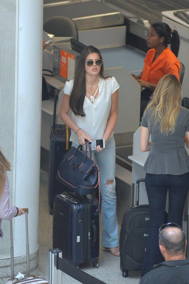 Camila Queiroz embarca no aeroporto Santos Dumont (Foto: Willian Oda/Agnews)