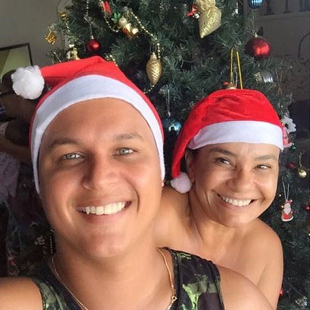 Solange Couto e Jamerson Andrade com gorro de Papai Noel (Foto: Instagram/ Reprodução)