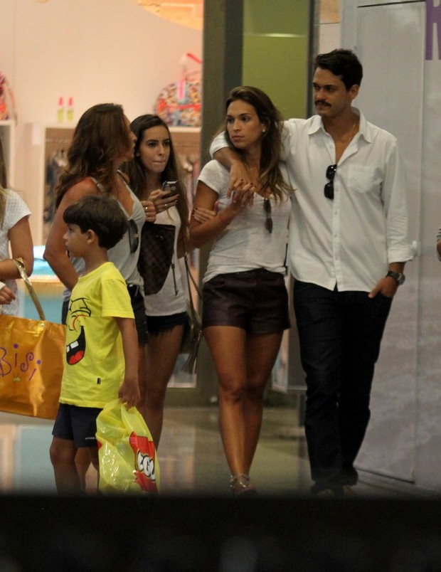 Raphael Viana e Talitha Morete no shopping (Foto: Henrique Oliveira / AgNews)