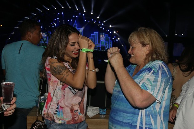 Debbie Rowe com Alinne Rosa em show sertanejo (Foto: Fred Pontes/ Divulgacao)