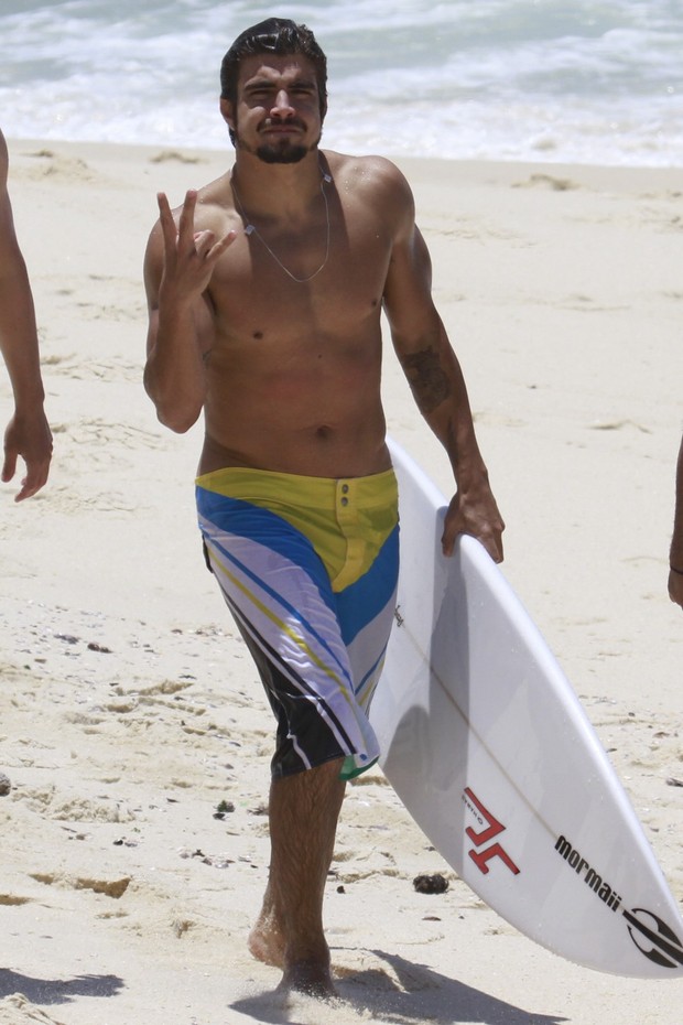 Caio Castro surfa na praia da Macumba (Foto: Dilson Silva / Agnews)