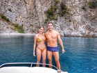 Bárbara Evans posa de biquíni ao lado do namorado na Itália
