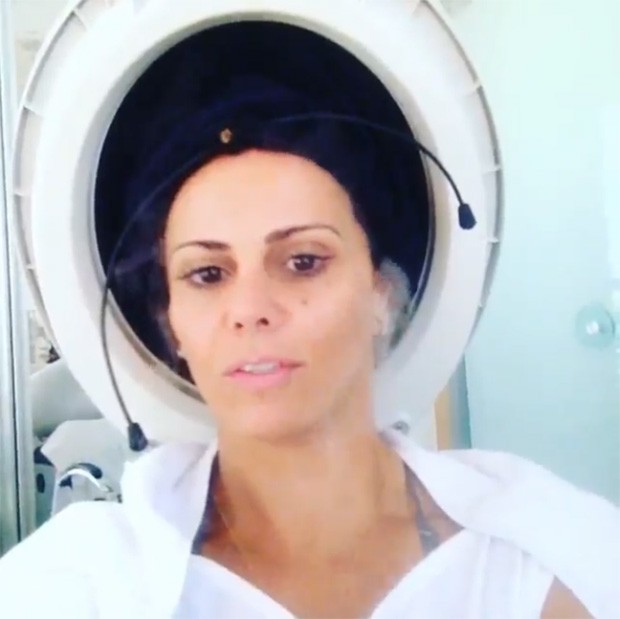 Viviane Araújo posta foto no salão (Foto: Instagram / Reprodução)