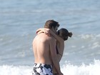 Olha a mão-boba! Gisele Bündchen e Tom Brady namoram na Costa Rica